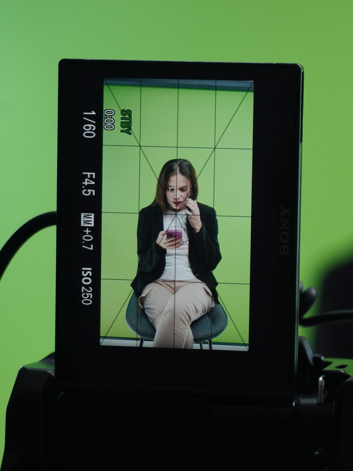 Monitor da câmera mostrando gravação em chroma key na CDC