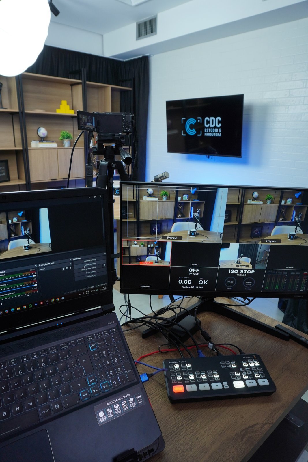 Equipe da CDC operando switcher e monitor de multiview durante gravação