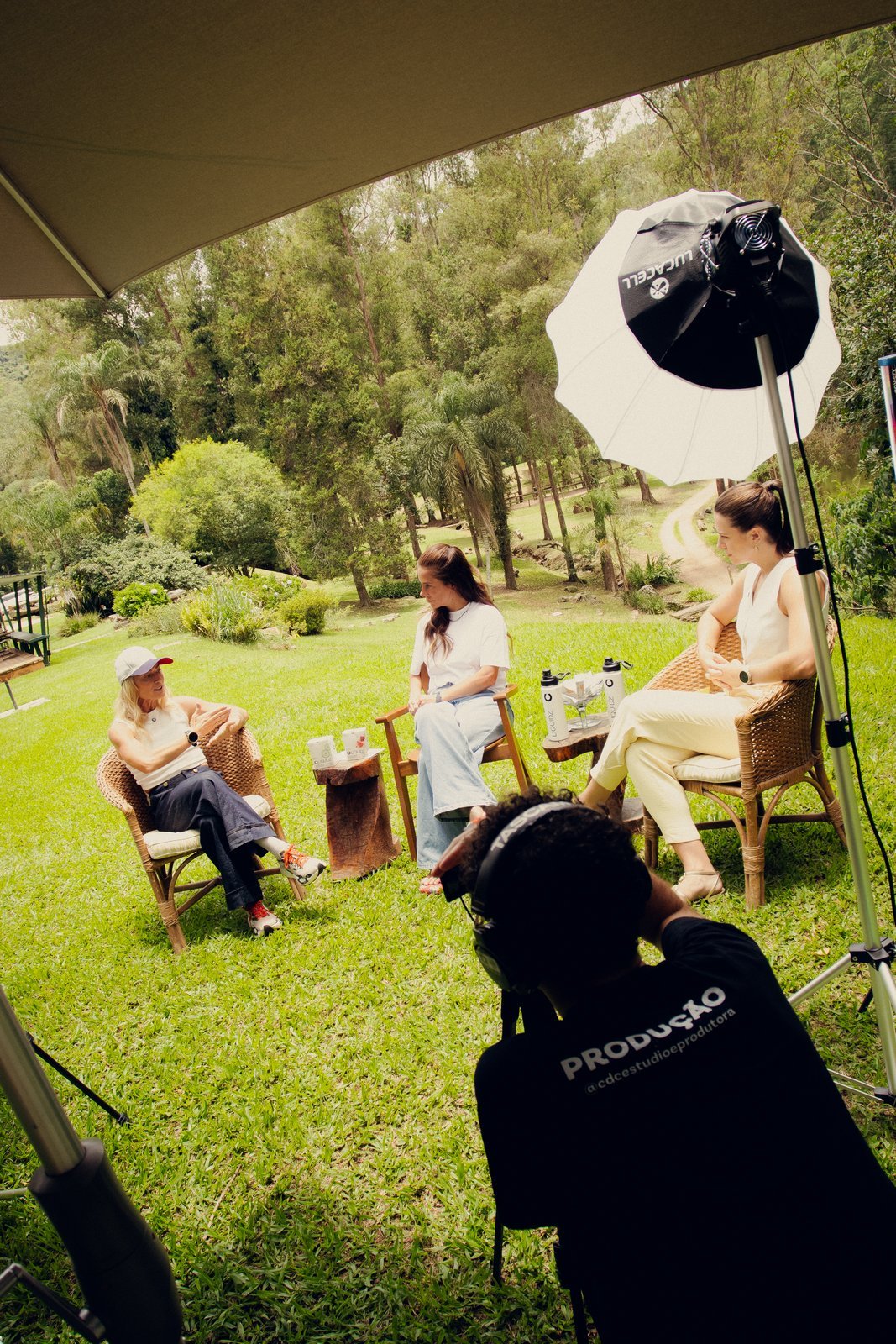 Gravação em locação externa da CDC, com equipe e entrevistadas ao ar livre