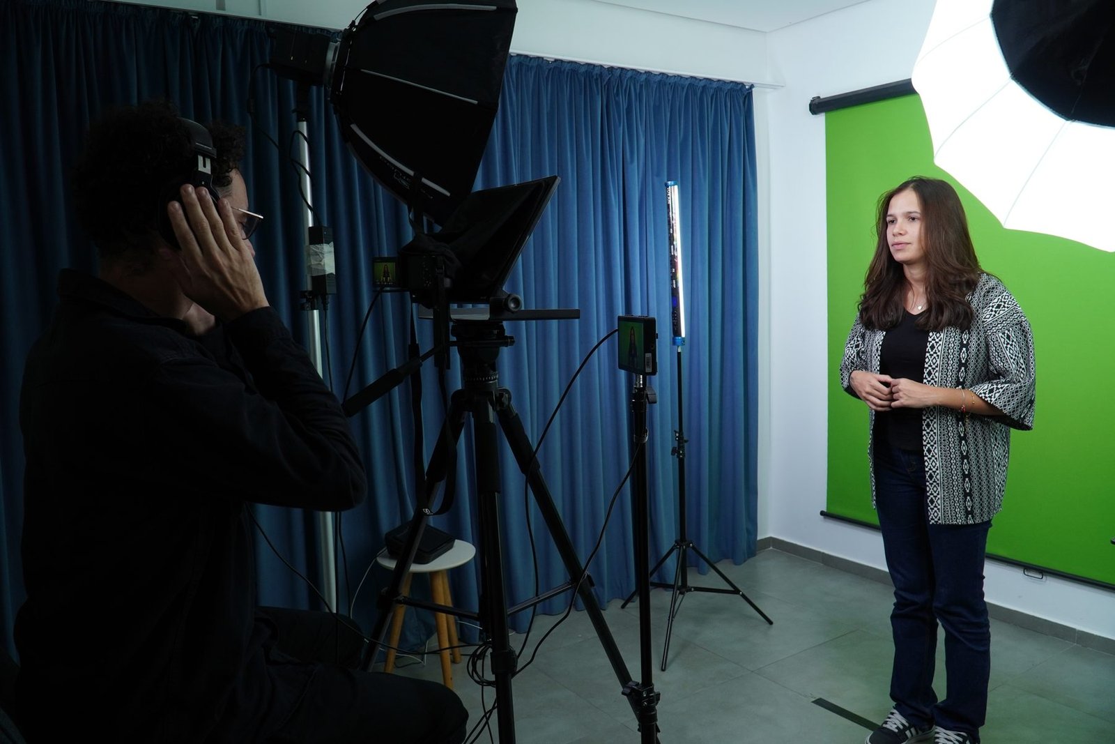 Gravação no cenário de chroma key do estúdio da CDC