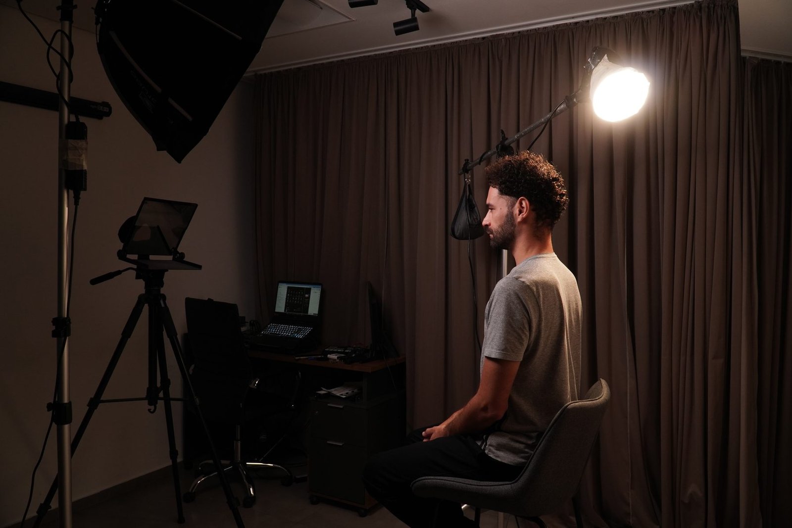 Set de entrevista com fundo neutro no estúdio da CDC