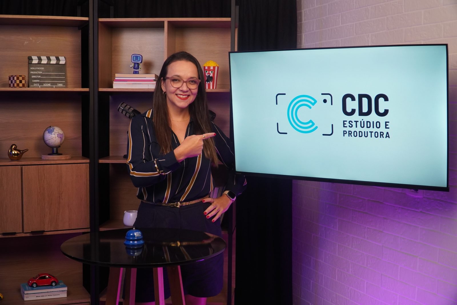 Gravação no estúdio da CDC com apresentadora e cenário da marca